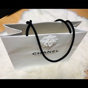😻 Chanel White Shopping Bag